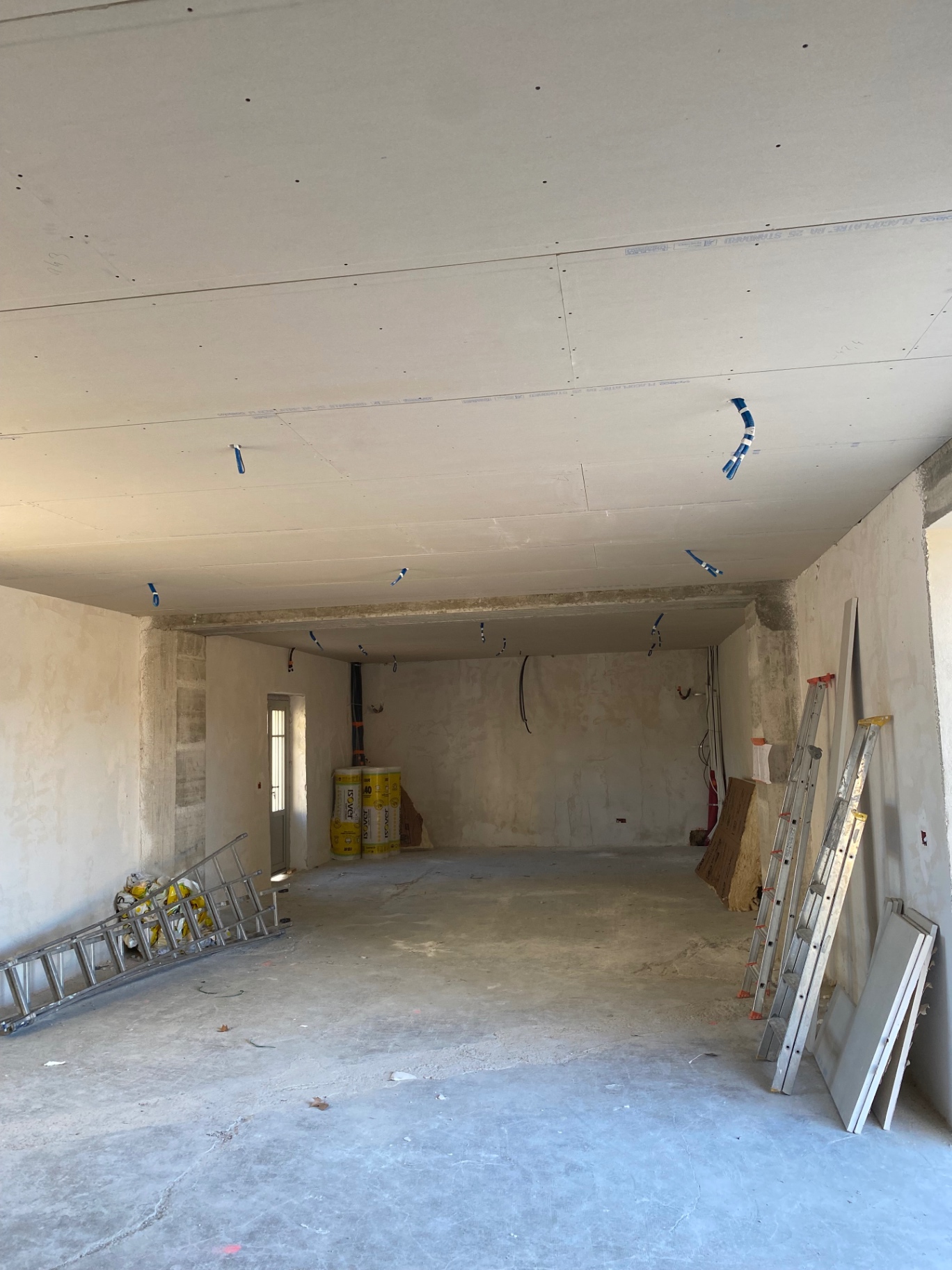 Grand plafond plaqué avec attentes électriques sur pièce de vie en rénovation