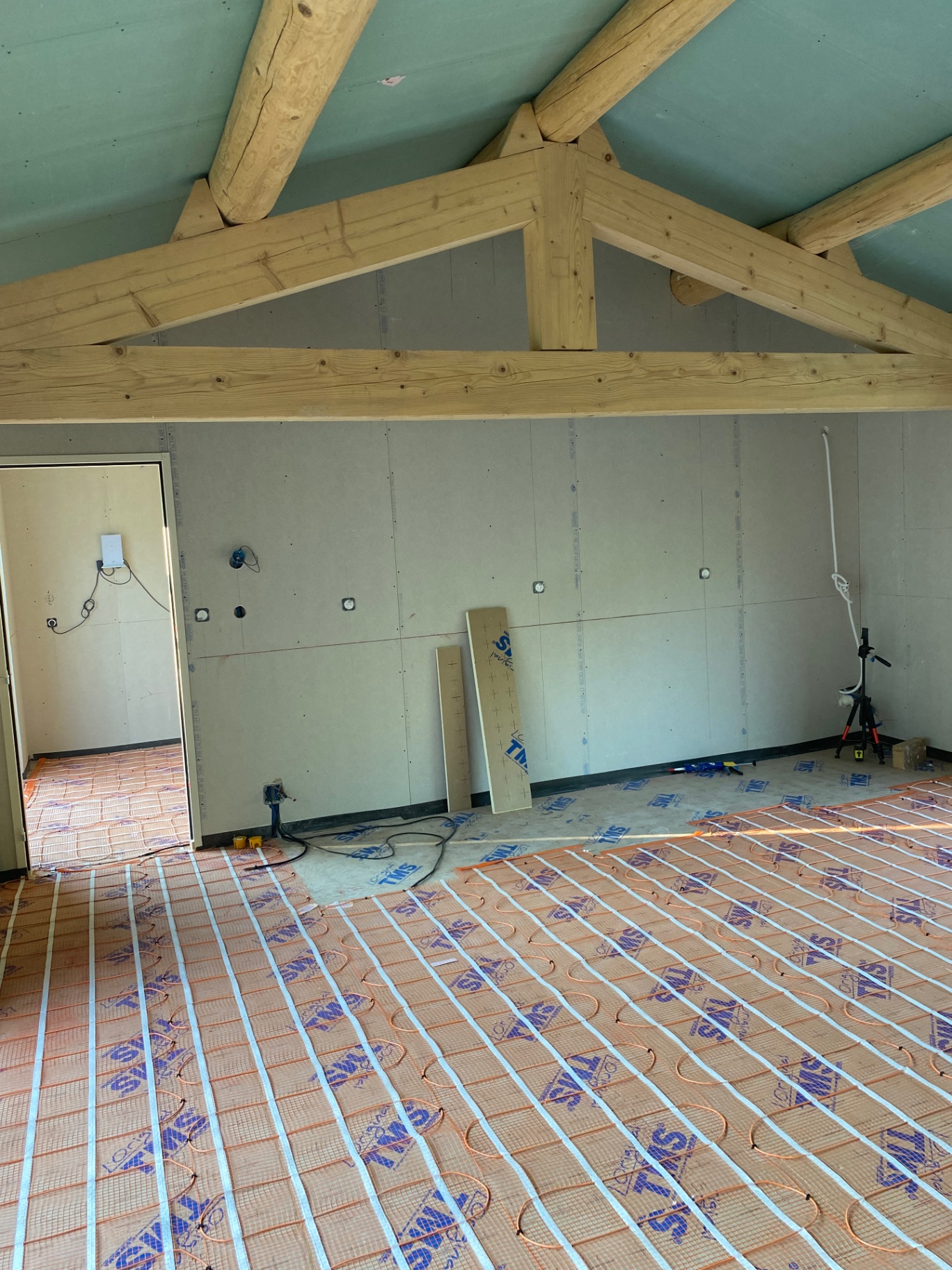 Plafond plaqué sur charpente apparente avec plancher chauffant