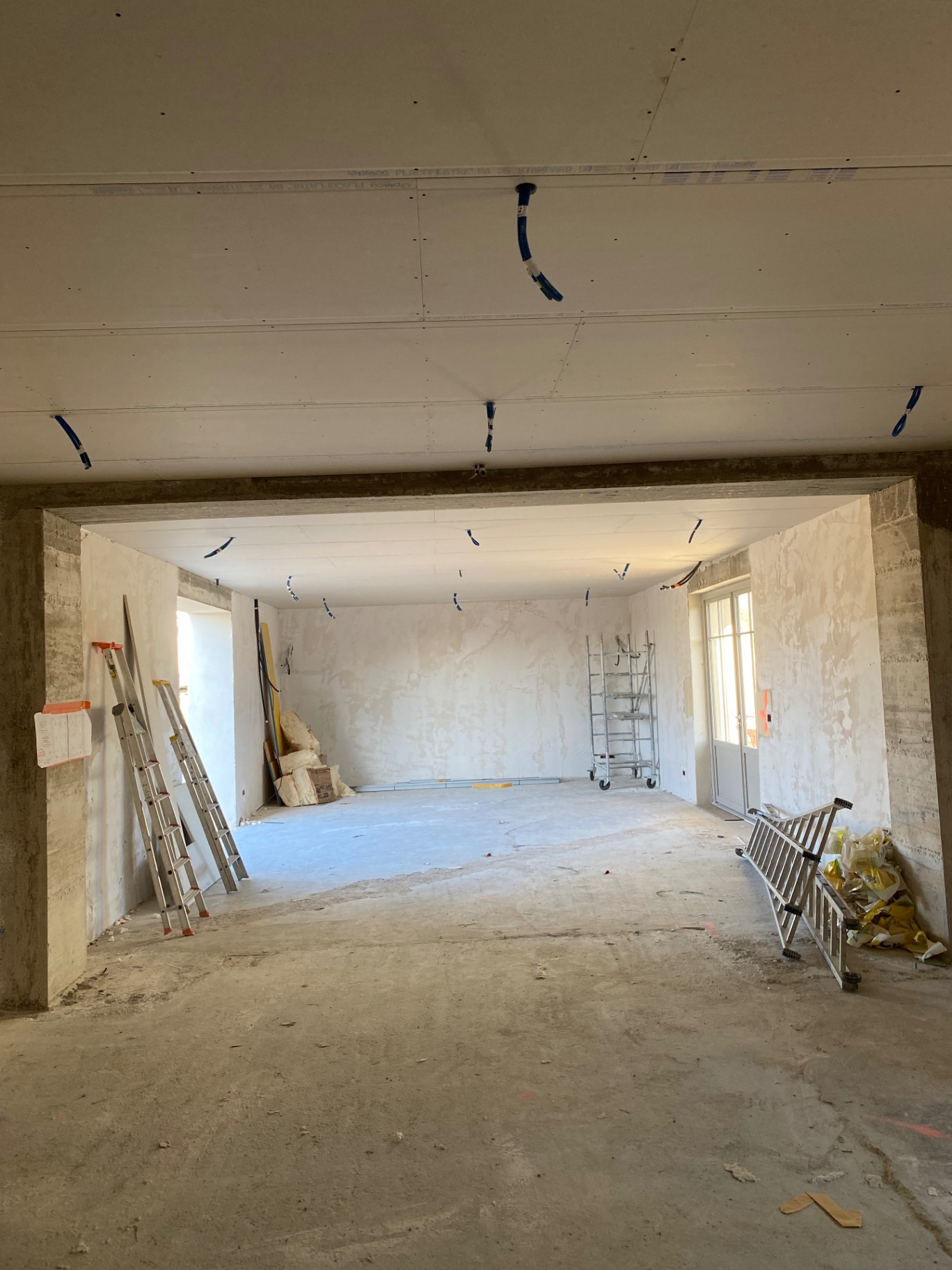 Plafond suspendu sur grande pièce avec ouverture sur seconde salle