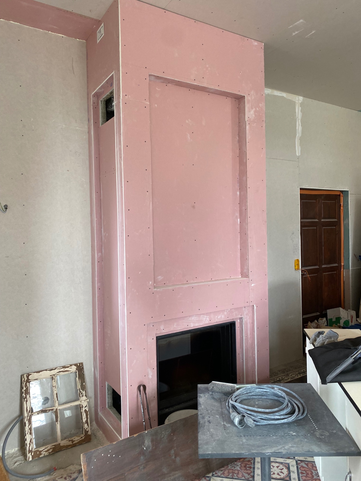 Habillage de cheminée en plaque coupe-feu rose avec niche décorative