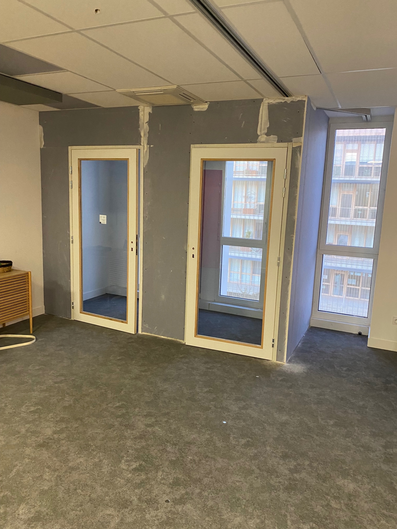 Cloisons vitrées et habillage de bureaux avec menuiseries intérieures